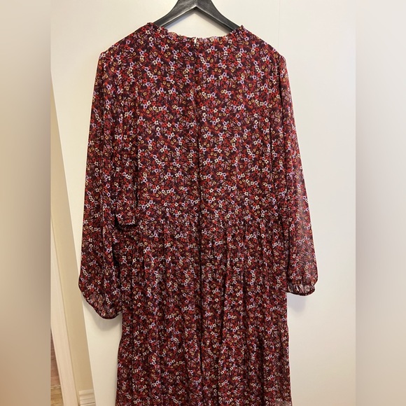 Plus Size Dress, Long Sleeve flowy & fun with small floral print size 26/28 - Picture 2 of 3
